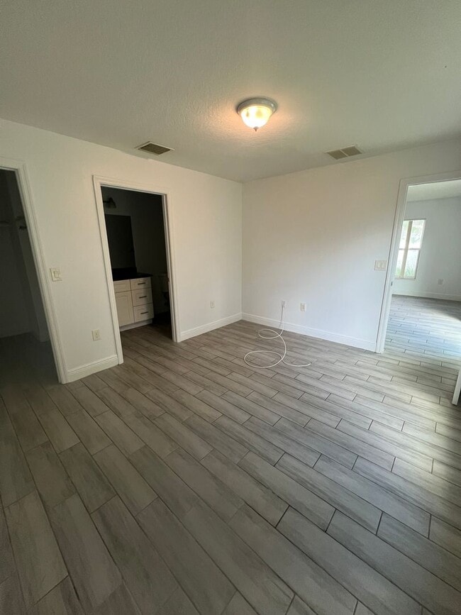 Building Photo - Beautiful 3-bedroom 2 bath single story home in SW Orlando near International Drive