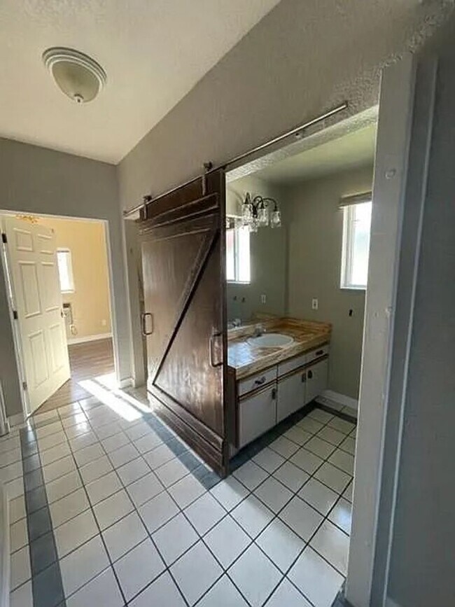 Building Photo - Beautiful country living!