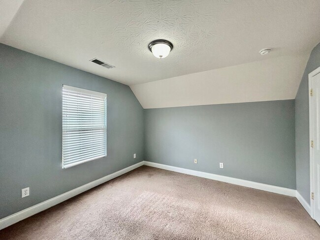 Building Photo - Large 4 Bed, 2.5 bath in Lexington!