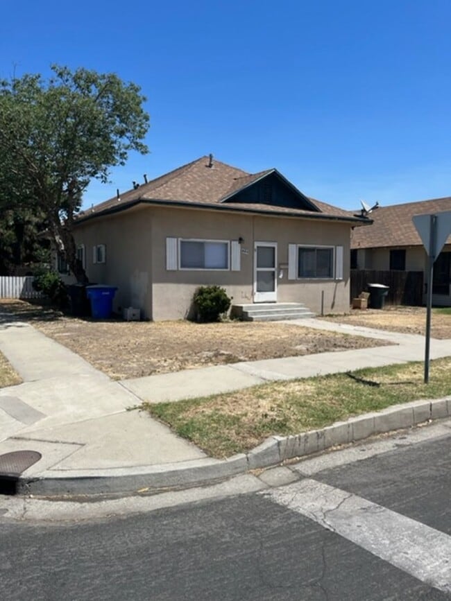 Building Photo - 1 BEDROOM 1 BATH DUPLEX FOR RENT