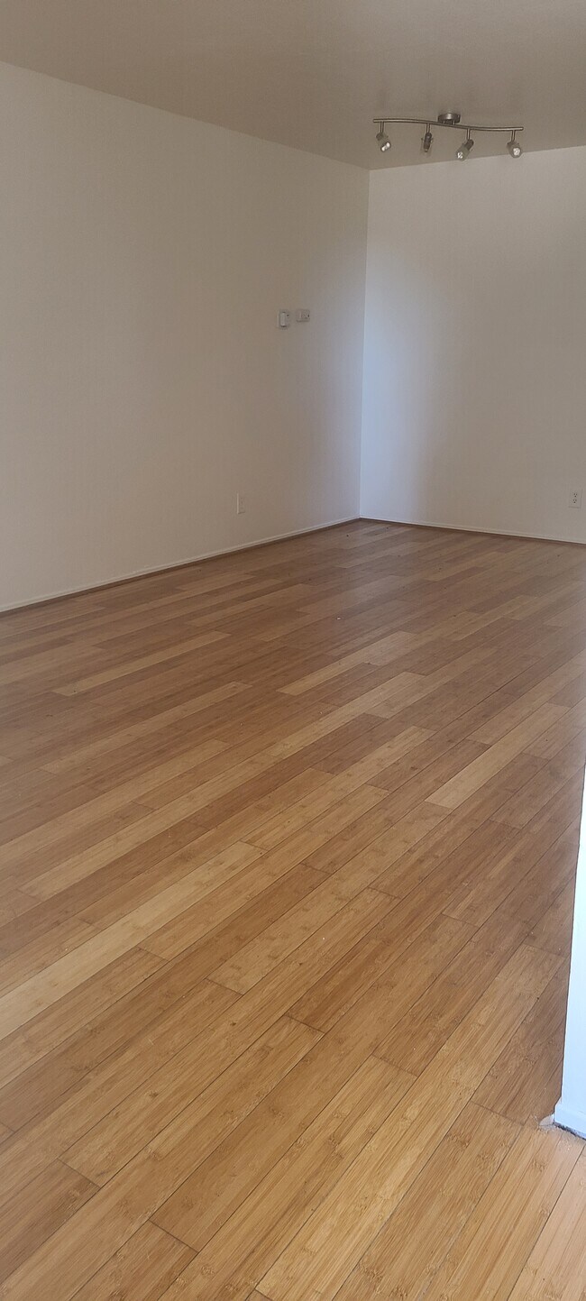 Building Photo - 8090 Greenridge Dr