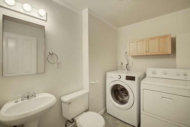 Building Photo - 5Bd/2.25Ba Kirkland Home