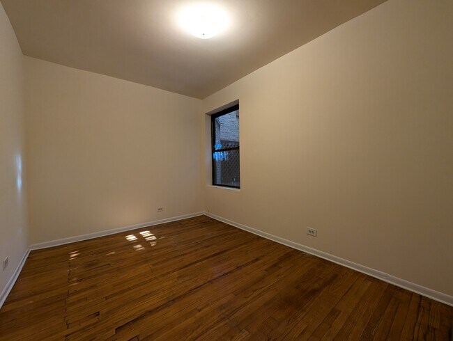 Building Photo - 3147 W Medill Ave