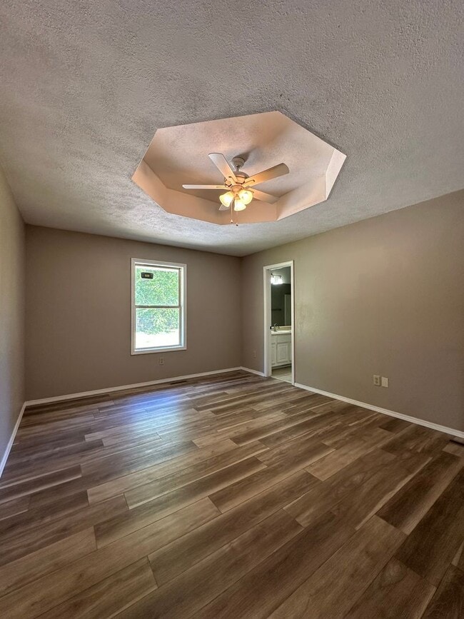 Building Photo - Great Location! Completely remodeled 3 bedroom 2 full bathroom home available now in battlefield!!