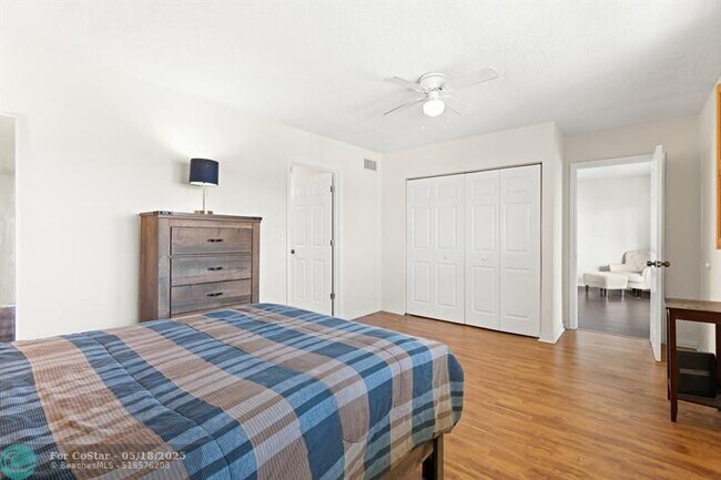Building Photo - 2960 Riverside Dr