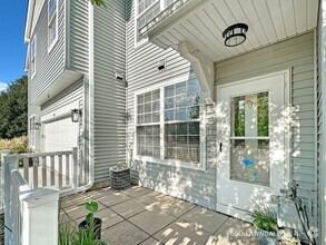 Building Photo - 2Br 2Ba Townhouse ~ Deposit Free Alternati...