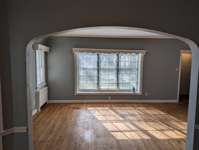 Building Photo - Renovated 3BR/1.5BA | 1,200 Sq Ft | Pet Fr...