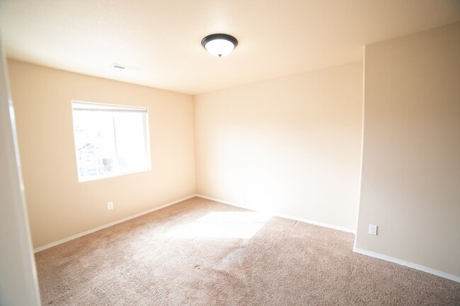Building Photo - Newer Construction Townhome in Canby