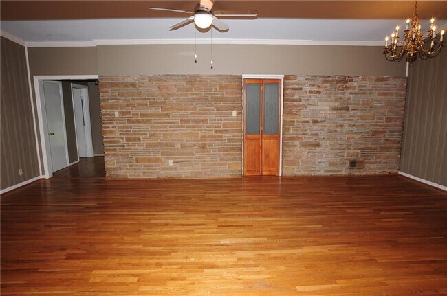 Building Photo - 1632 Anita Pl NE