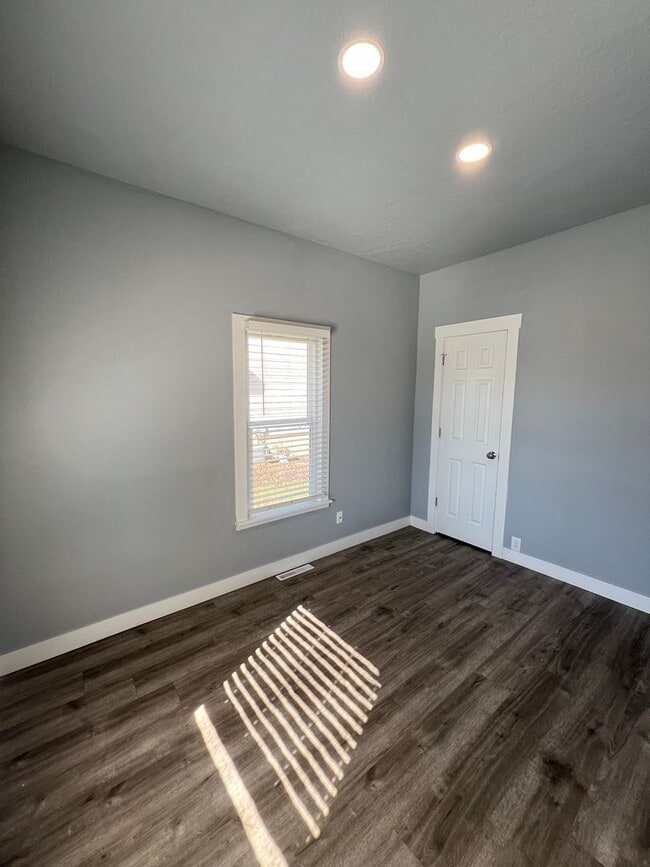 Building Photo - Charming 3 Bedroom 2 Bathroom House!!