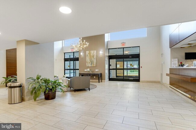 Building Photo - 2300 Pimmit Dr