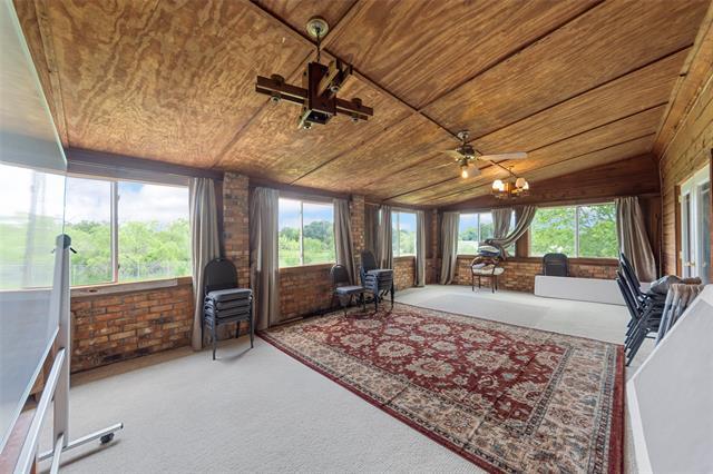 Building Photo - 5826 Pleasant Valley Rd