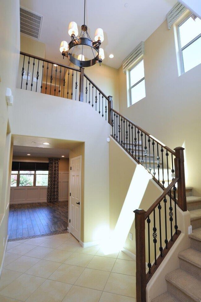 Building Photo - Stunning Executive Home (former model) in ...