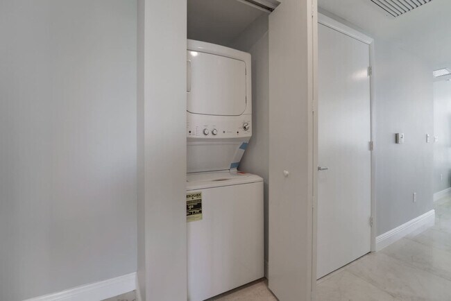 Building Photo - 485 Brickell Ave