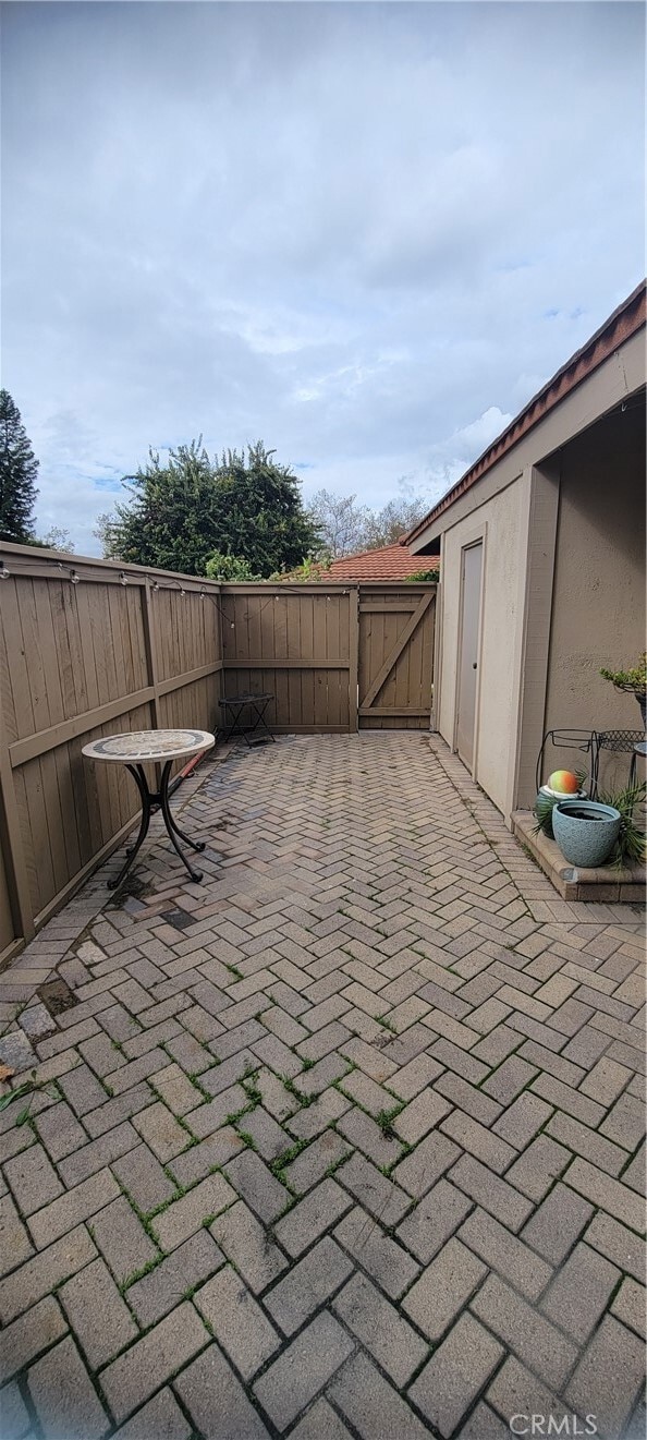 Building Photo - 2352 Dahlia Dr