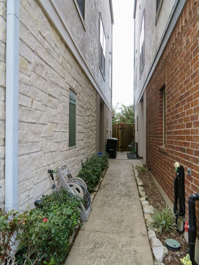 Building Photo - 6755 Highclere Manor Ln