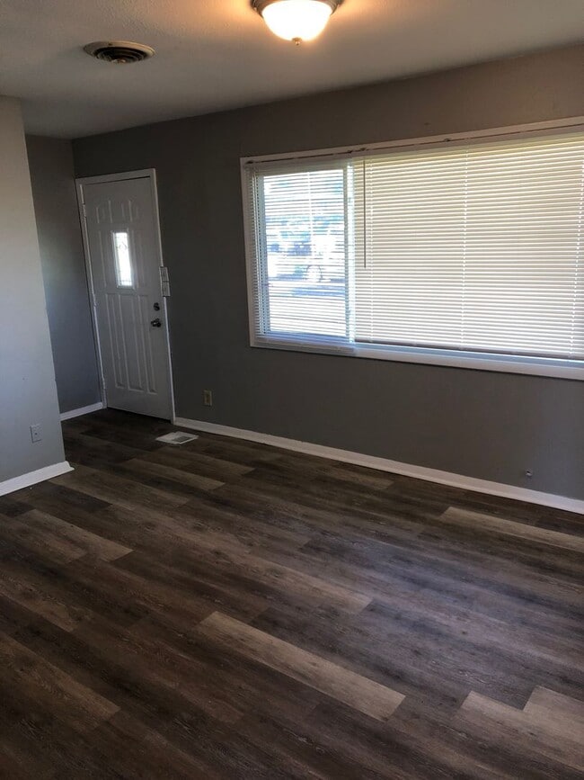 Building Photo - Single House 3 Bdr with Fenced yard and Garage AVAILABLE NOW