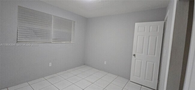 Building Photo - 502 N 70th Way