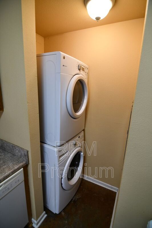 Building Photo - 5480 Spring Ln