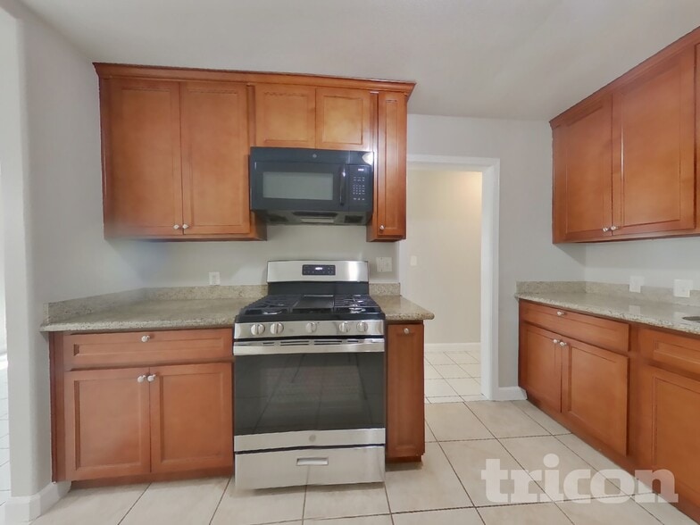 Building Photo - 684 Brown Ave