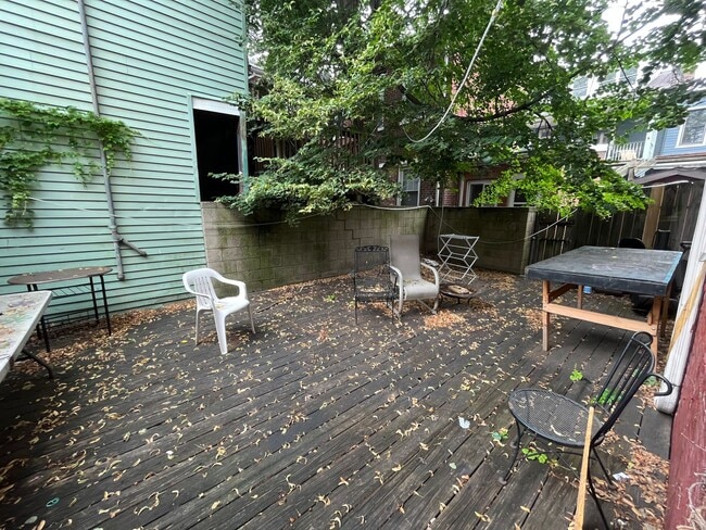 Building Photo - Spacious 4 Bedroom House in Southside Flats!