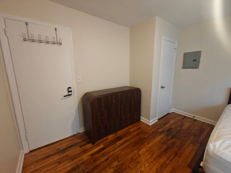 Building Photo - 2217 Custer St