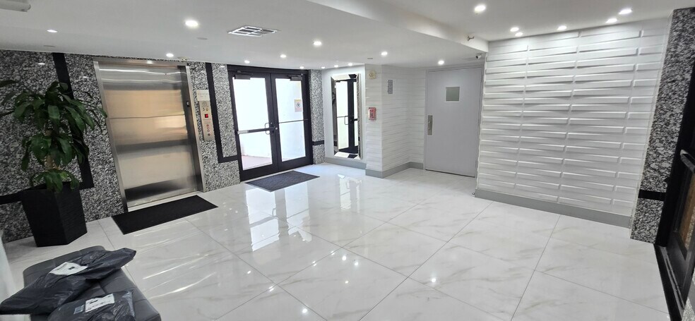 Secure Lobby - 16919 N Bay Rd
