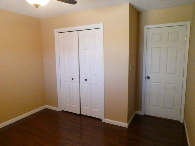 Building Photo - 3 Bedroom 2.5 Bath- Off Broadway Condominiums