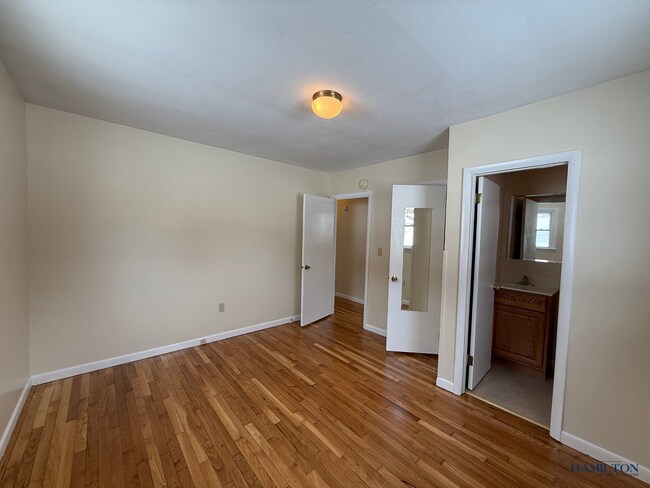 Building Photo - 4332 E Lake Rd