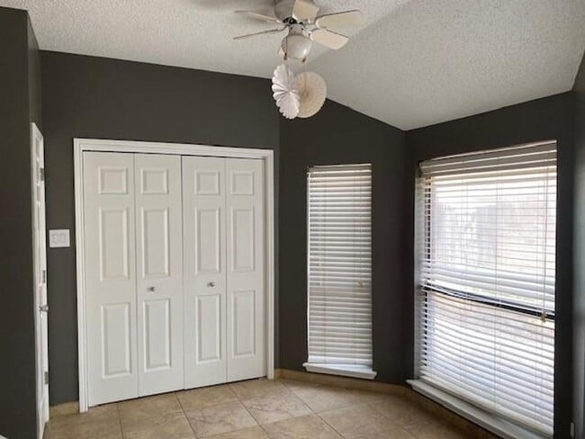 Building Photo - LOVELY 2 STORY IN GRAPEVINE! NOT EVEN 5 MI...