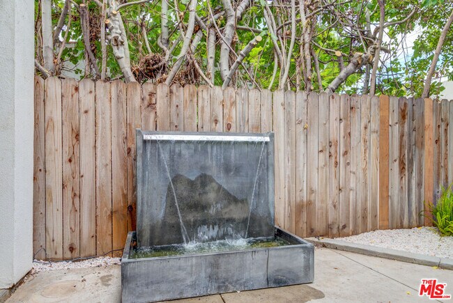 Building Photo - 858 N W Knoll Dr