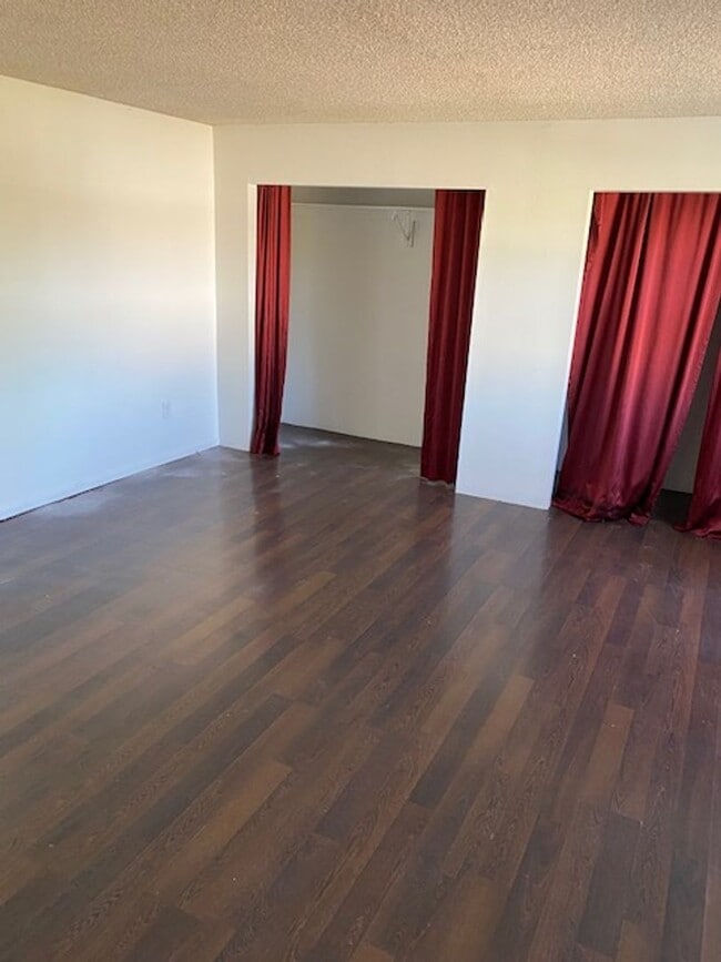 Building Photo - Spacious home on Large Lot