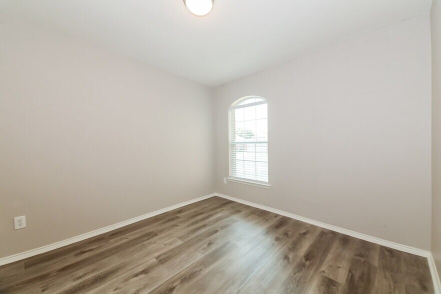 Building Photo - 120 Meadow View Ln