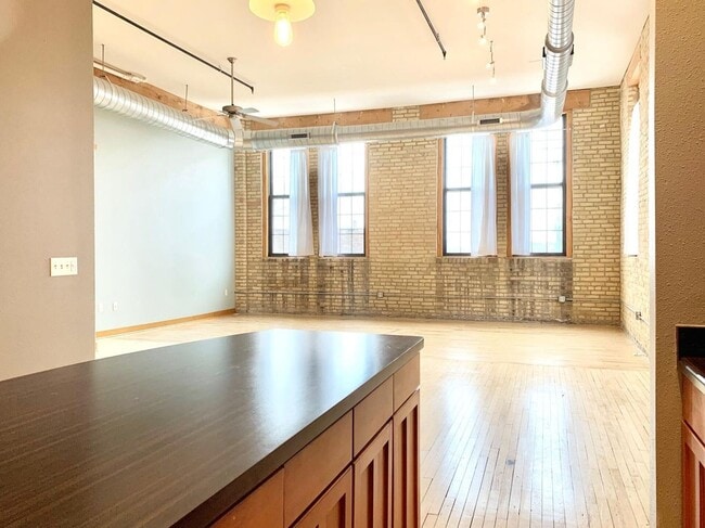 Building Photo - Stunning South 2nd Studio!