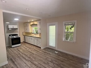 Building Photo - 2-Bedroom Crockett Lower Duplex Unit Avail...