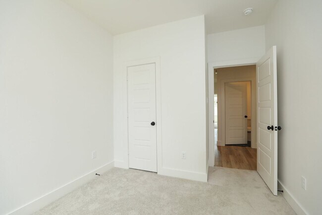Building Photo - For Lease | 4 Bed, 2.5 Bath | 1,450 Sq Ft |