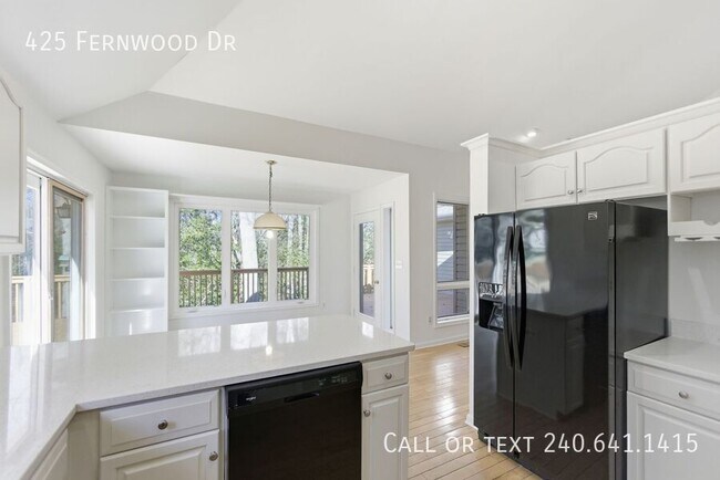 Building Photo - 425 Fernwood Dr