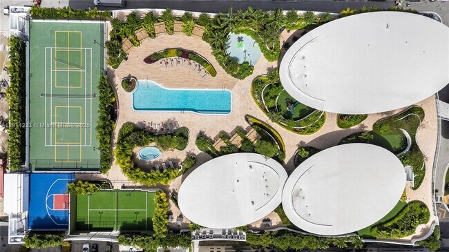 Building Photo - 700 NE 24th St