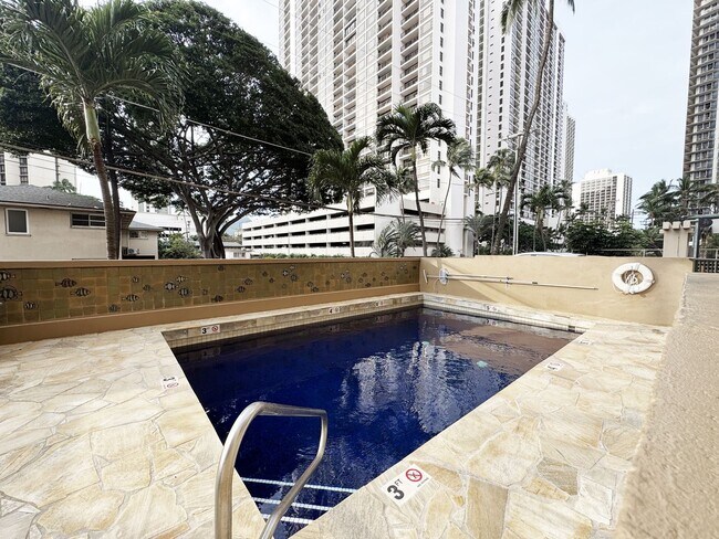 Building Photo - Large 2/2 in Heart of Waikiki with Central A/C & Utilities Included