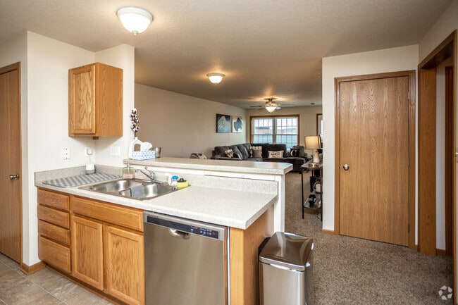 1BR, 1BA - 819 SF - Tiverton Court Apartments