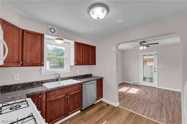 Building Photo - 6911 Farnsworth Dr