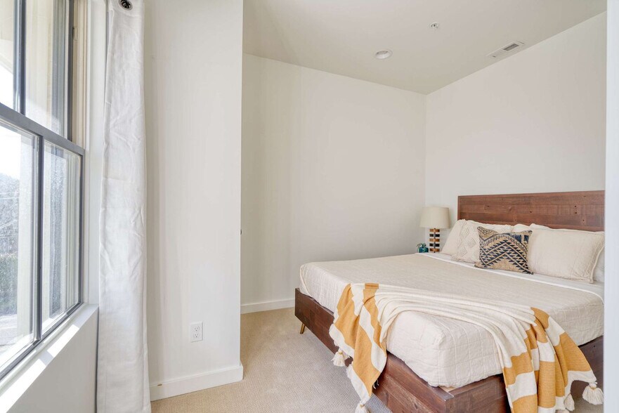 Building Photo - 512 NE 56th Ave