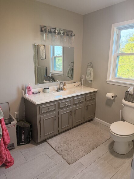 Building Photo - 682 Tower Hill Rd