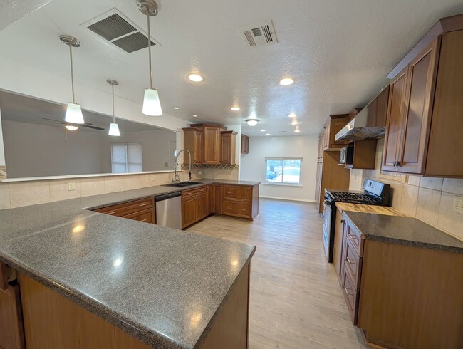 Building Photo - Huge Kitchen in NW OKC