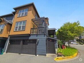 Building Photo - Spacious 3BR/3.5BA Townhome in Desirable E...