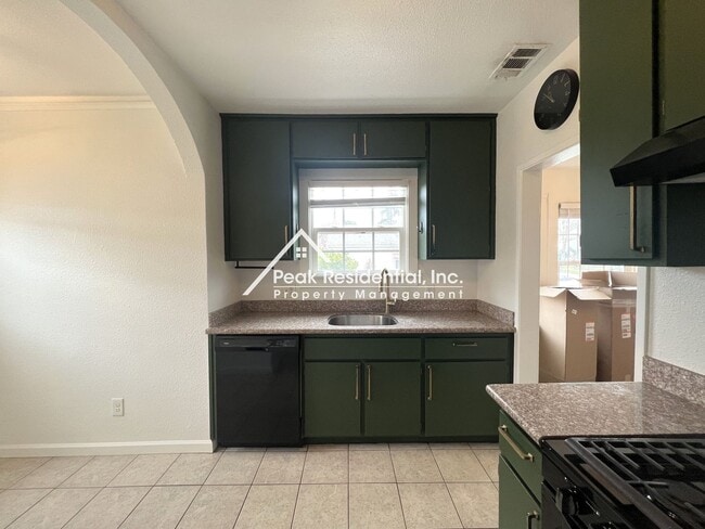 Building Photo - Charming Tahoe Park 2bd/1ba House