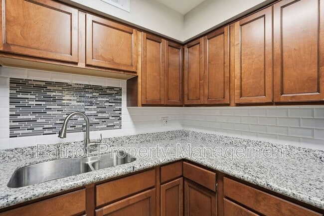 Building Photo - 1702 W Tuckey Ln