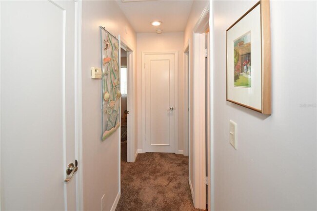 Building Photo - 204 Pompano Dr SE