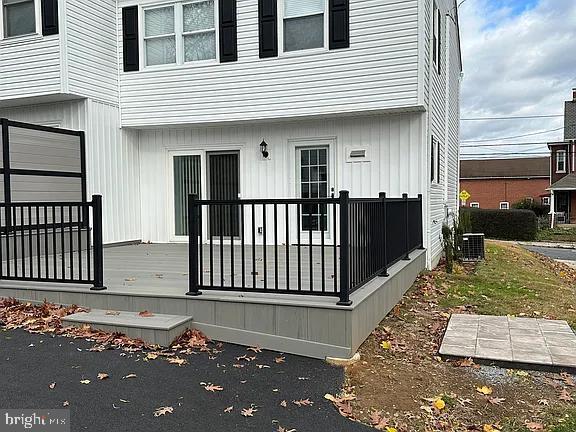 Building Photo - 102 Stuart Ave