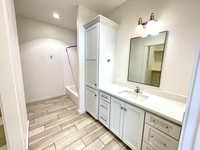 Building Photo - 613 E Center St